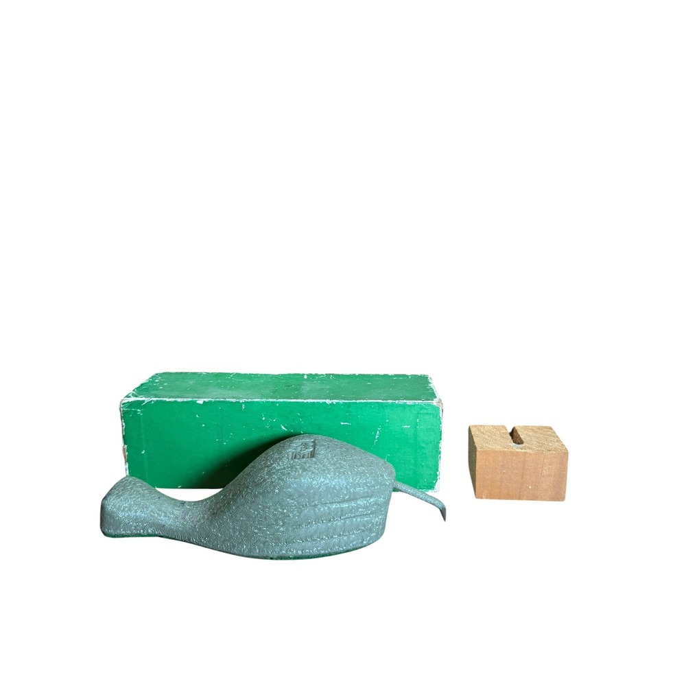 K+M Whale Figurine Unisex OS Green Good Vintage Cast Metal Nautical Decor